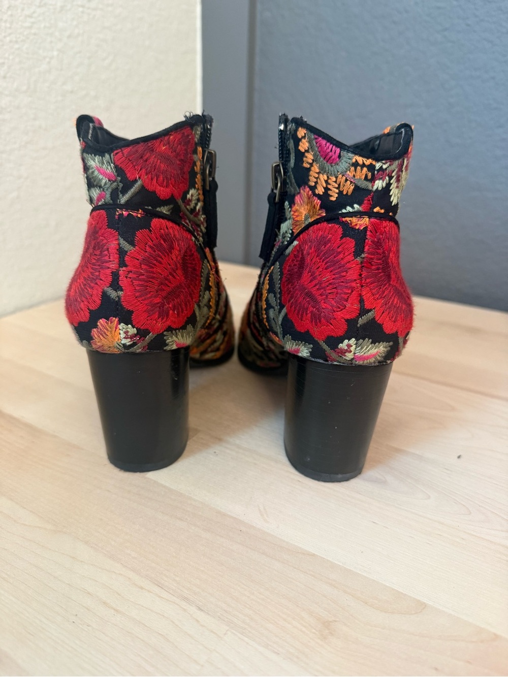 Crown Vintage embroidered peep toe boots. Size 6. - Picture 3 of 11